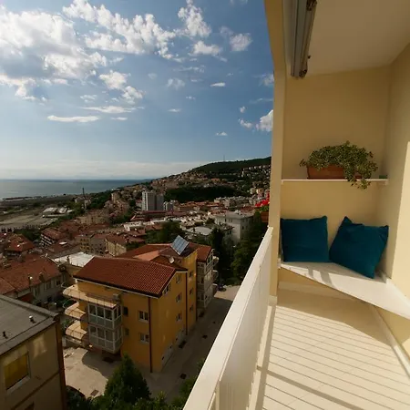 Seatrieste Lejlighed